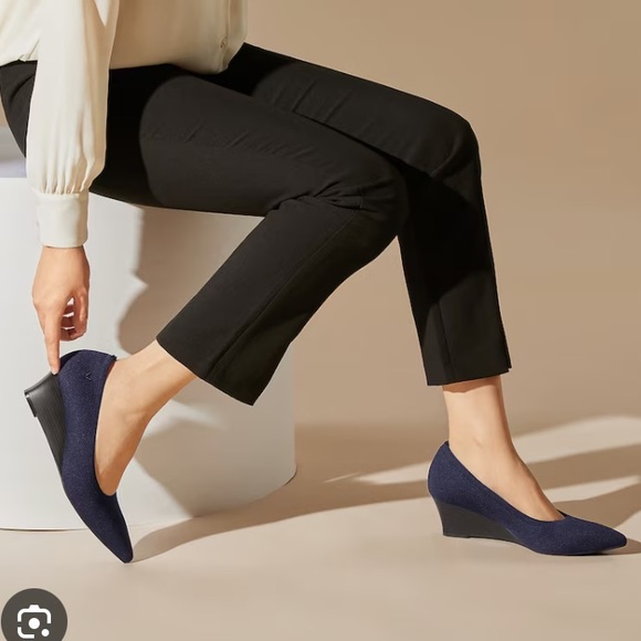 Nwot VIVAIA pointed toe wedges.  Aria Navy blue - Picture 1 of 16